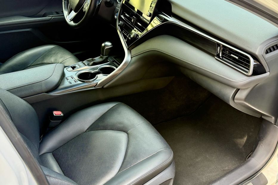 Продам Toyota Camry Premium  2021 года в Киеве