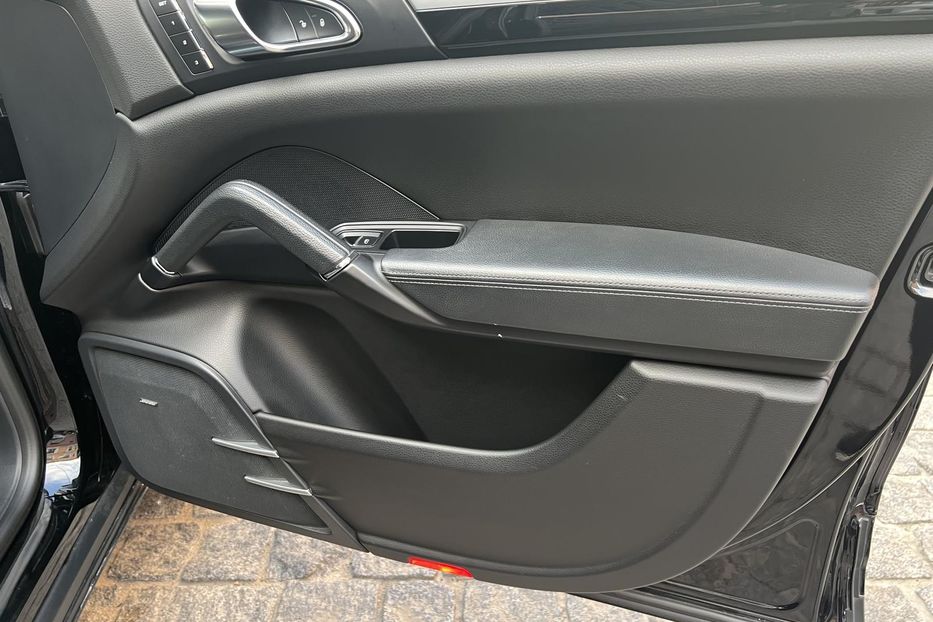Продам Porsche Cayenne ГИБРИД 2015 года в Одессе
