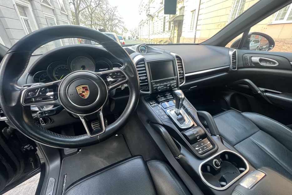 Продам Porsche Cayenne ГИБРИД 2015 года в Одессе
