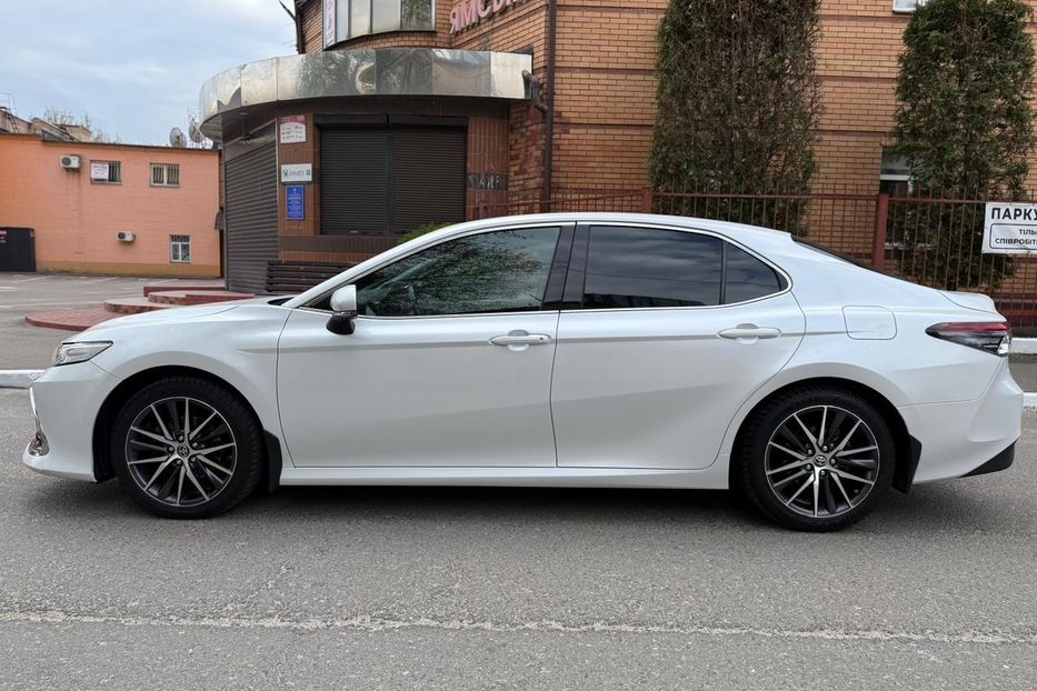 Продам Toyota Camry Premium  2021 года в Киеве