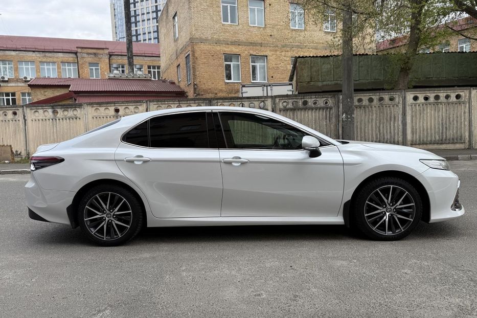 Продам Toyota Camry Premium  2021 года в Киеве