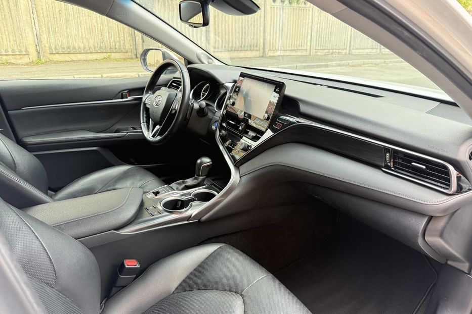 Продам Toyota Camry Premium  2021 года в Киеве