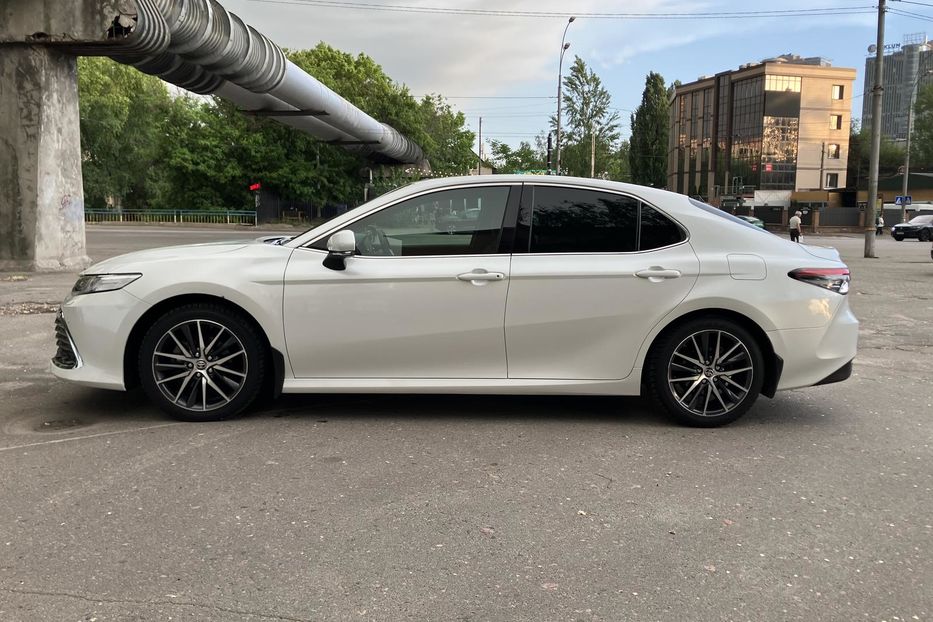 Продам Toyota Camry Premium + 2021 года в Киеве