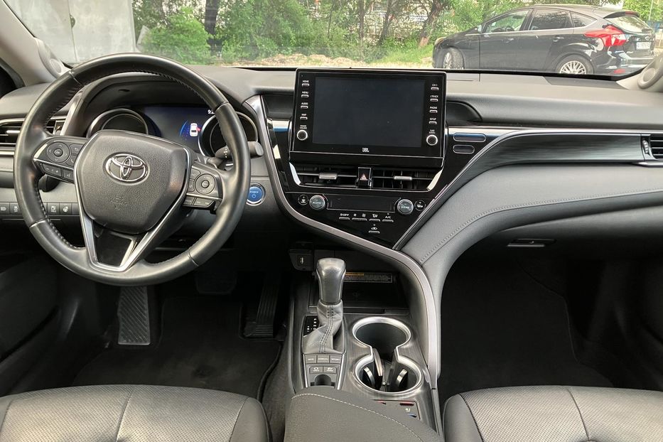 Продам Toyota Camry Premium + 2021 года в Киеве