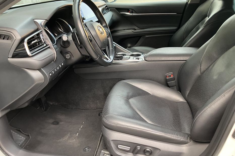Продам Toyota Camry Premium + 2021 года в Киеве