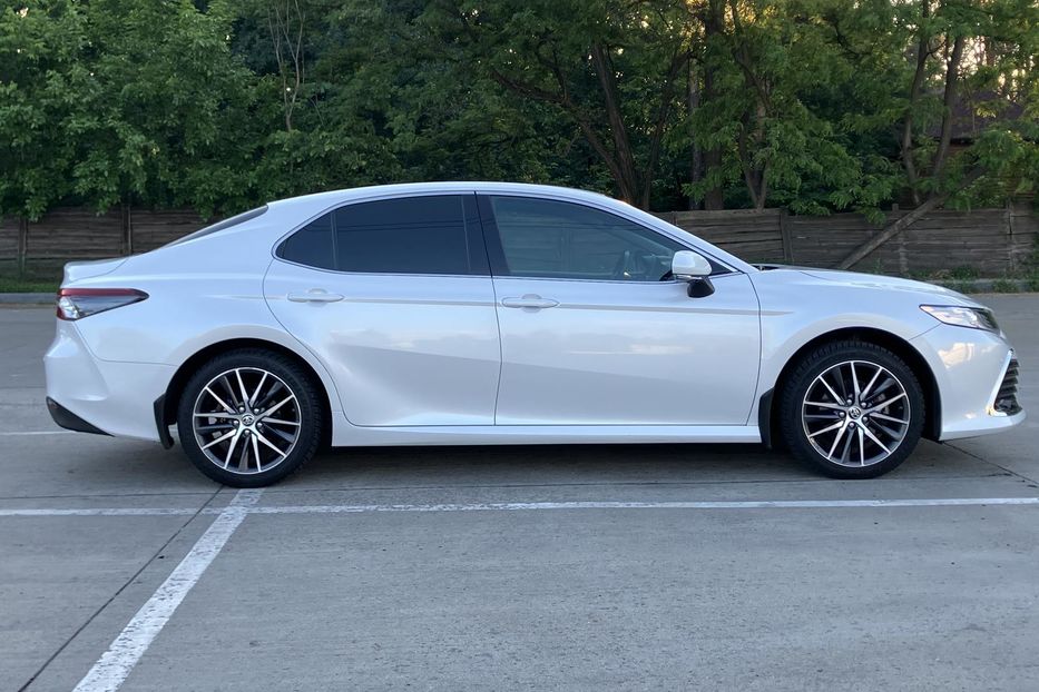Продам Toyota Camry Premium  2021 года в Киеве