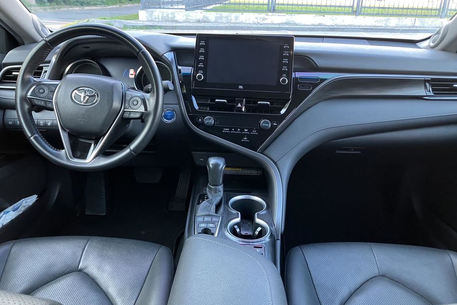 Продам Toyota Camry Premium  2021 года в Киеве