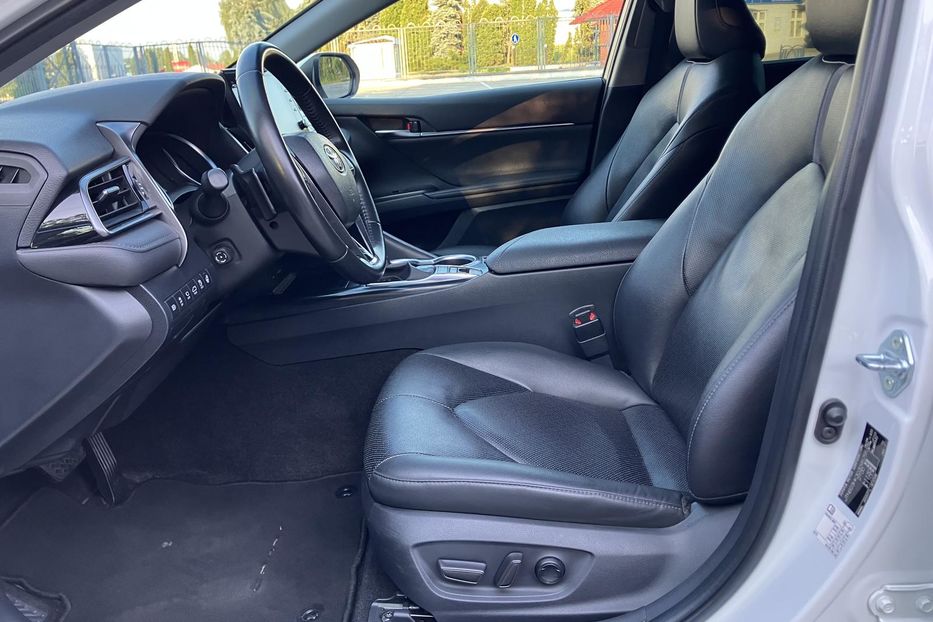 Продам Toyota Camry Premium  2021 года в Киеве