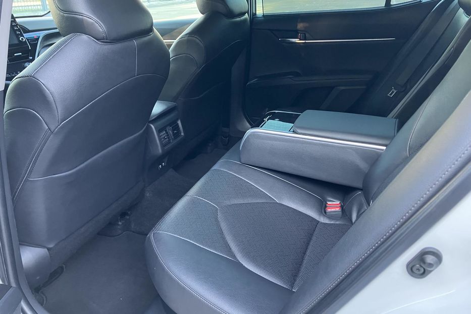 Продам Toyota Camry Premium  2021 года в Киеве