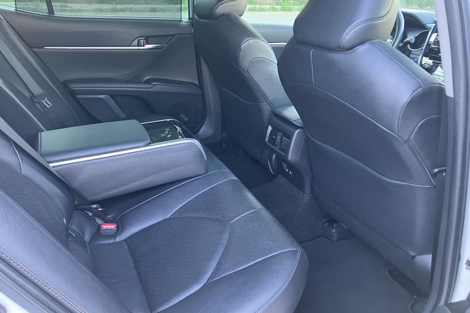 Продам Toyota Camry Premium  2021 года в Киеве