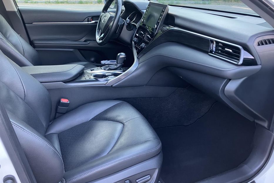 Продам Toyota Camry Premium  2021 года в Киеве