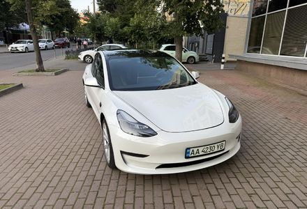 Продам Tesla Model 3 2021 года в Киеве