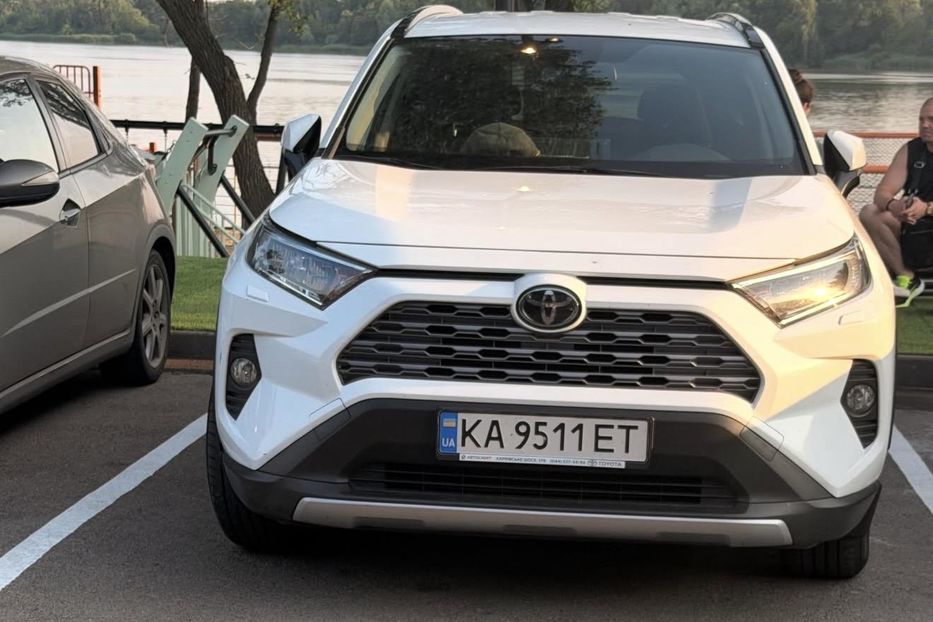 Продам Toyota Rav 4 2021 года в Киеве