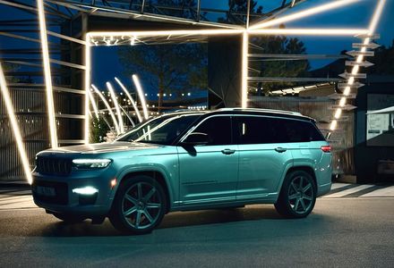 Продам Jeep Grand Cherokee Summit 2022 года в Киеве