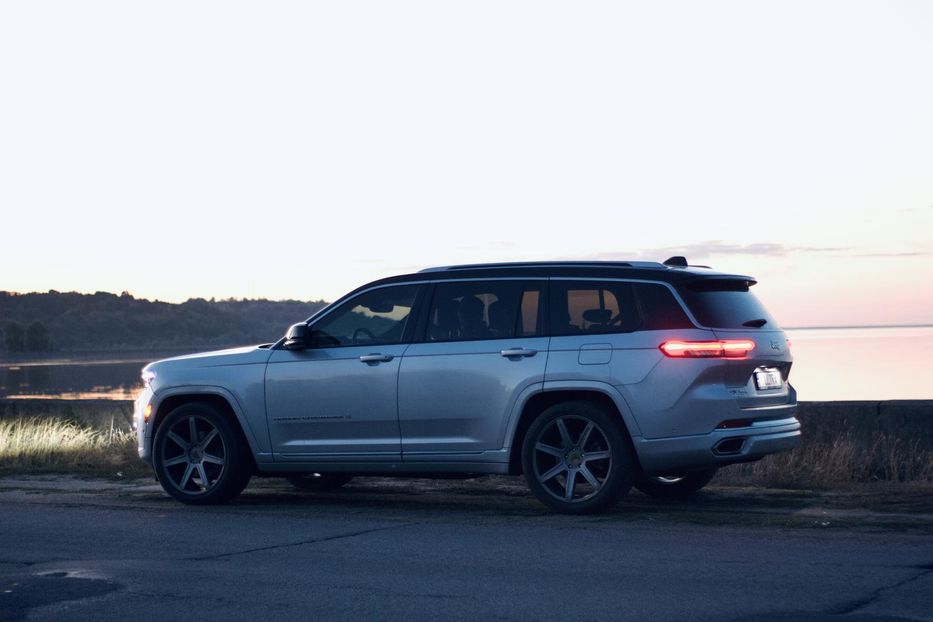 Продам Jeep Grand Cherokee Summit 2022 года в Киеве