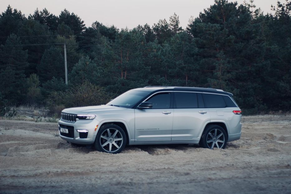 Продам Jeep Grand Cherokee Summit 2022 года в Киеве