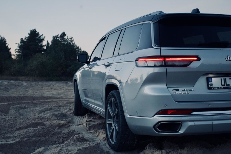 Продам Jeep Grand Cherokee Summit 2022 года в Киеве