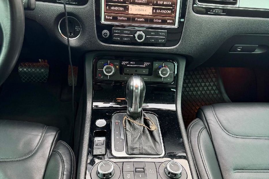 Продам Volkswagen Touareg 2012 года в Киеве