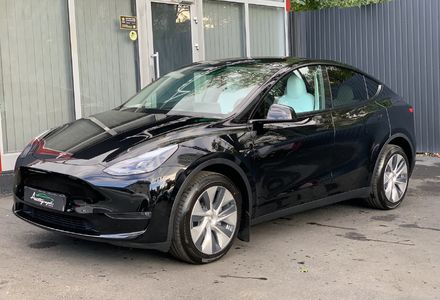 Продам Tesla Model Y Long Range Dual Motor 2022 года в Киеве