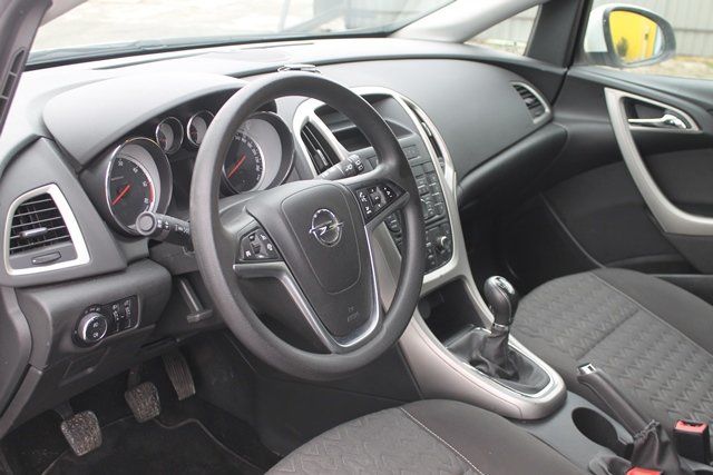 Продам Opel Astra J 2013 года в Львове