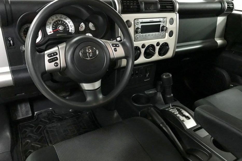 Продам Toyota FJ Cruiser 2013 года в Киеве