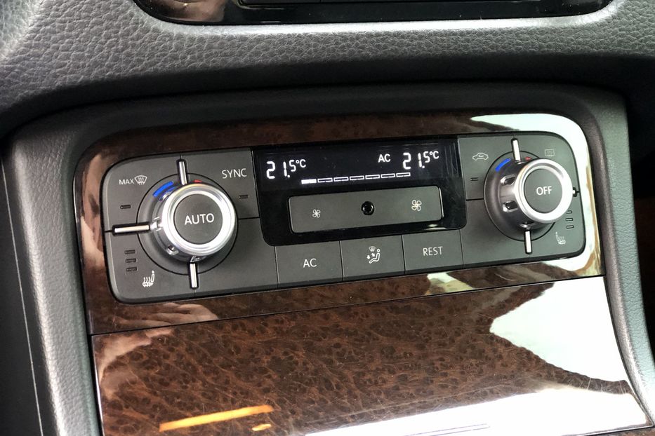 Продам Volkswagen Touareg 2012 года в Киеве