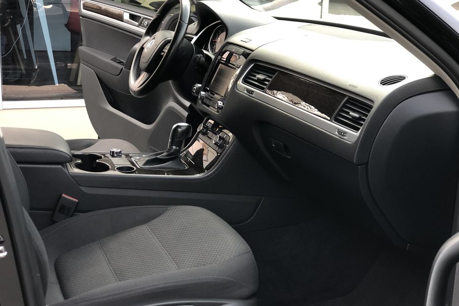 Продам Volkswagen Touareg 2012 года в Киеве