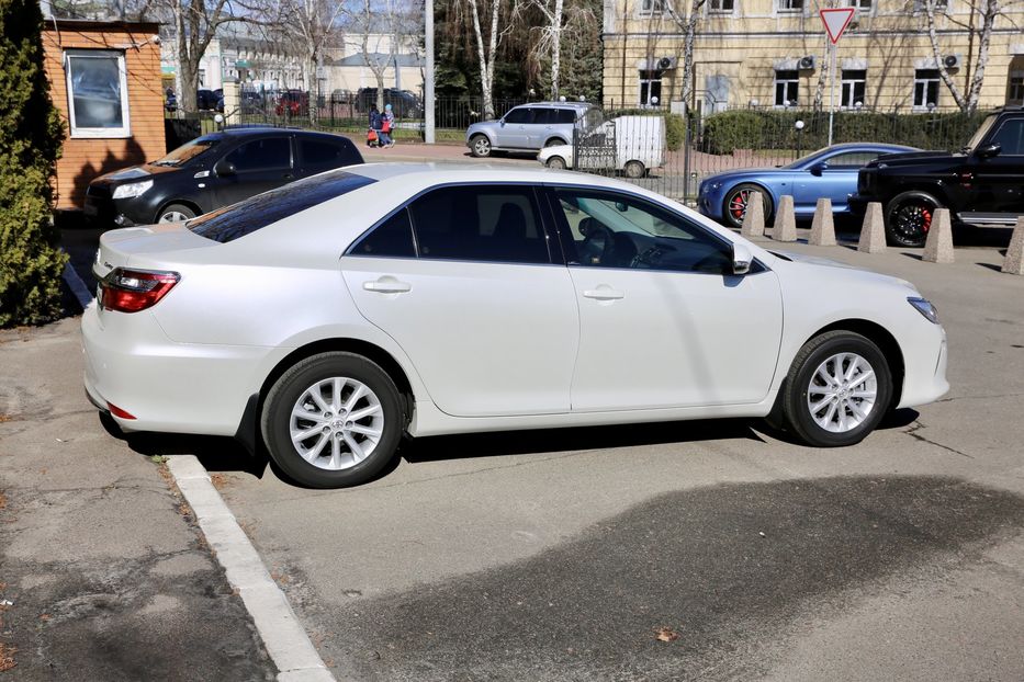 Продам Toyota Camry 2.5  2017 года в Киеве