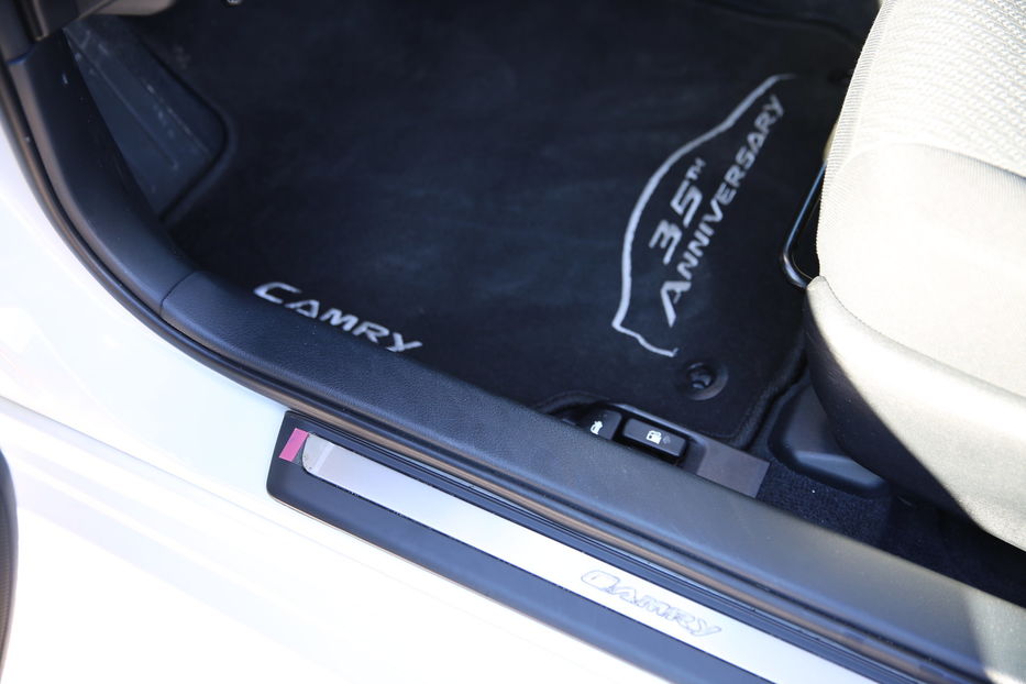 Продам Toyota Camry 2.5  2017 года в Киеве