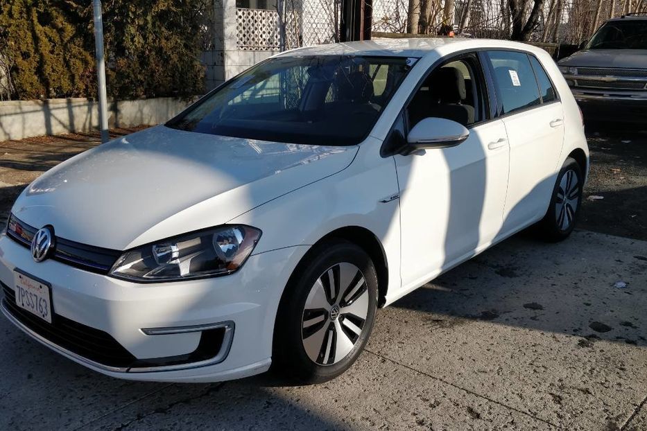 Продам Volkswagen e-Golf SE 2016 года в Киеве