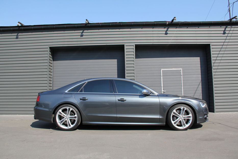 Продам Audi S8 Quattro 2013 года в Киеве