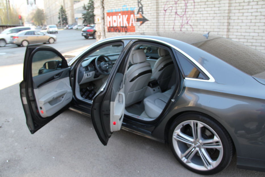 Продам Audi S8 Quattro 2013 года в Киеве