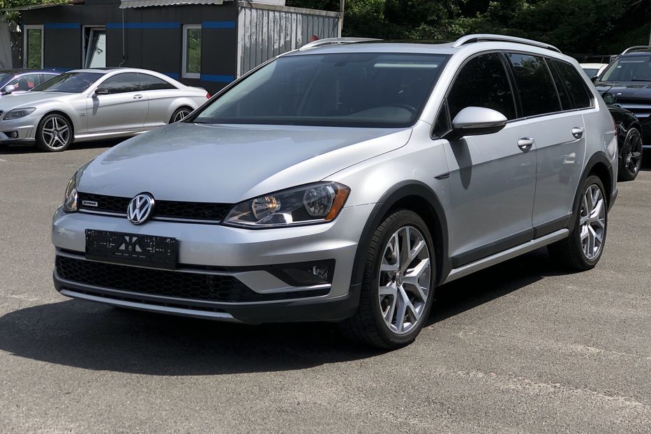 Продам Volkswagen Golf VII ALLTRACK  2016 года в Киеве