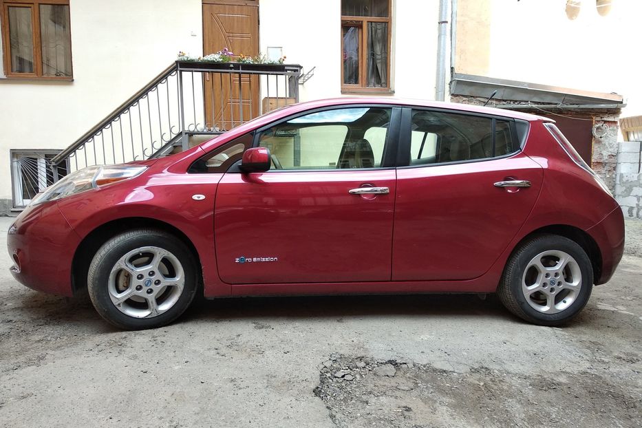 Продам Nissan Leaf SV з монітором вже зроблений 2012 года в Львове