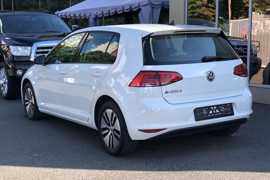 Продам Volkswagen e-Golf SE 2016 года в Киеве