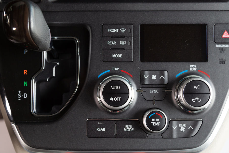 Продам Toyota Sienna XLE 3.5 V6 2016 года в Одессе