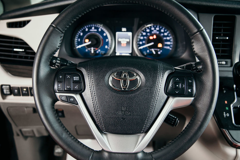 Продам Toyota Sienna XLE 3.5 V6 2016 года в Одессе