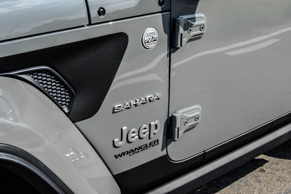 Продам Jeep Wrangler SAHARA 2018 года в Киеве