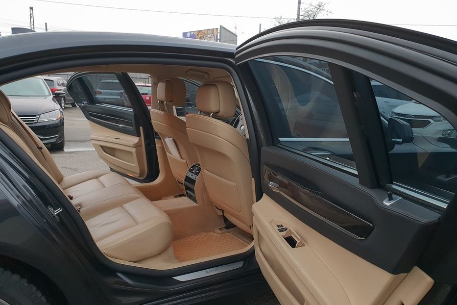 Продам BMW 750 Long xDrive 2011 года в Киеве