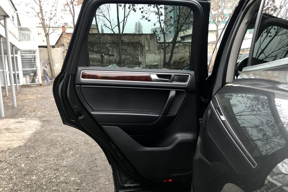 Продам Volkswagen Touareg TDI Официальный 2013 года в Киеве