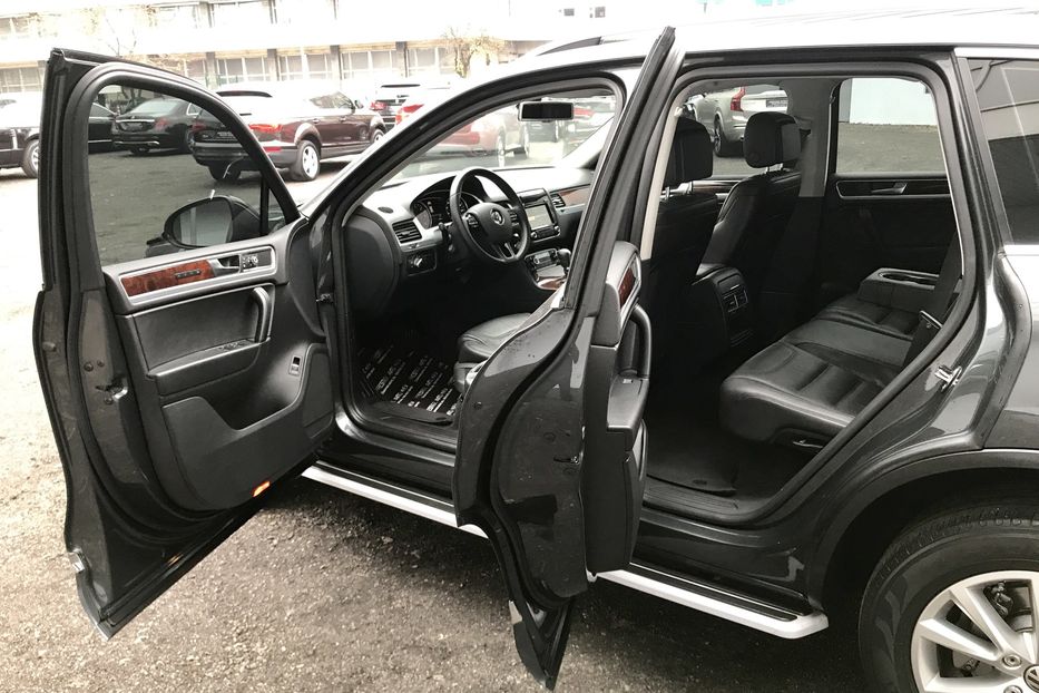 Продам Volkswagen Touareg TDI Официальный 2013 года в Киеве