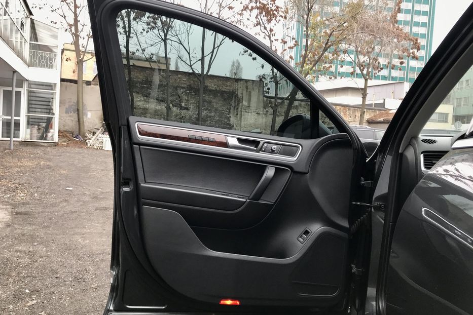 Продам Volkswagen Touareg TDI Официальный 2013 года в Киеве