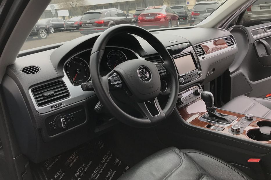 Продам Volkswagen Touareg TDI Официальный 2013 года в Киеве