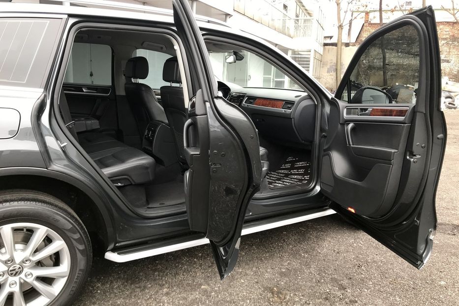 Продам Volkswagen Touareg TDI Официальный 2013 года в Киеве