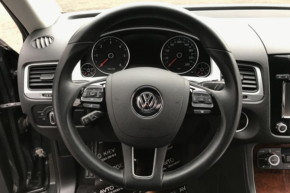 Продам Volkswagen Touareg TDI Официальный 2013 года в Киеве