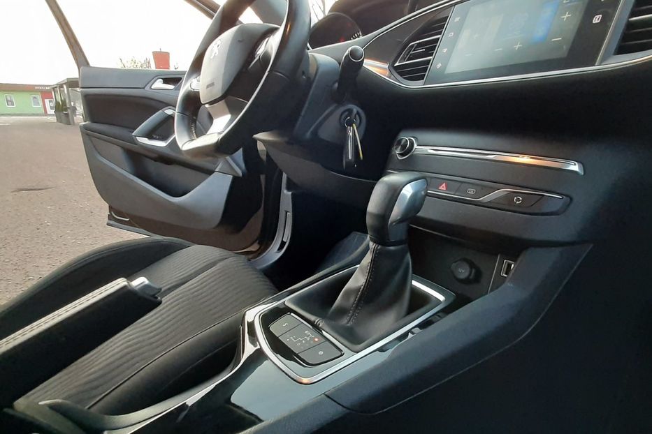 Продам Peugeot 308 Automat  Navi120 без підкрасів 2016 года в Львове