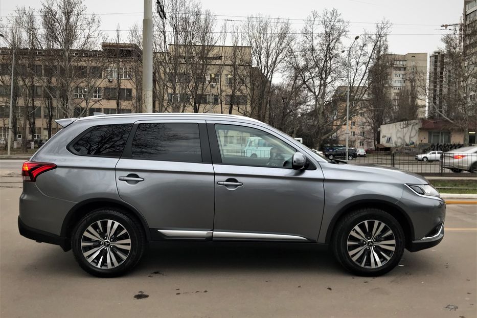 Продам Mitsubishi Outlander 4WD 2018 года в Одессе