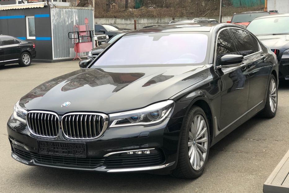 Продам BMW 750 L diesel individual x-drive 2017 года в Киеве