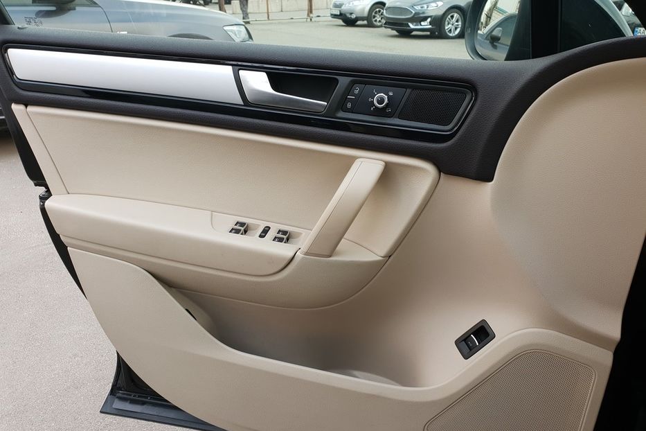 Продам Volkswagen Touareg 2012 года в Киеве