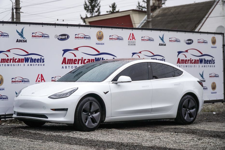 Продам Tesla Model 3 LONG RANGE 2018 года в Черновцах
